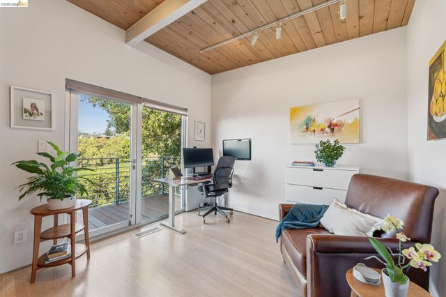 6733 Snake Rd, Oakland, CA 94611