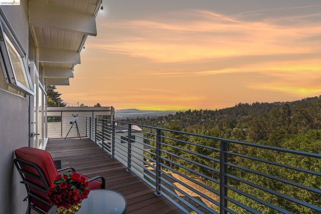 6733 Snake Rd, Oakland, CA 94611