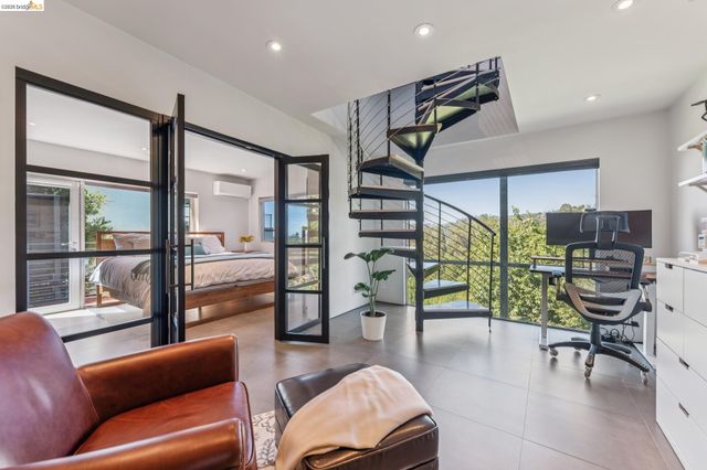 6733 Snake Rd, Oakland, CA 94611