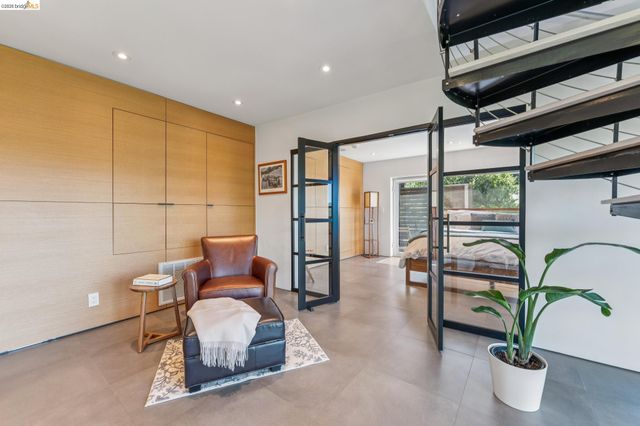 6733 Snake Rd, Oakland, CA 94611