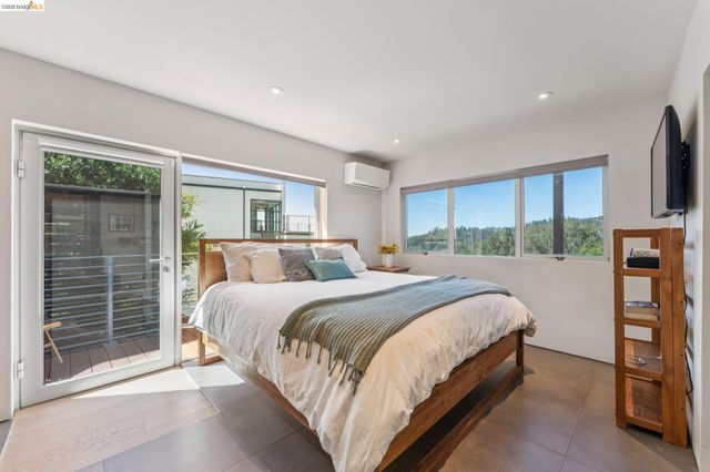 6733 Snake Rd, Oakland, CA 94611