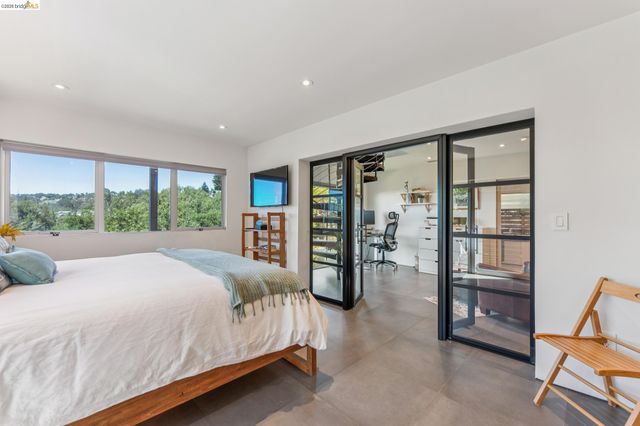 6733 Snake Rd, Oakland, CA 94611