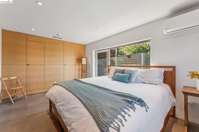 6733 Snake Rd, Oakland, CA 94611