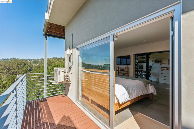 6733 Snake Rd, Oakland, CA 94611