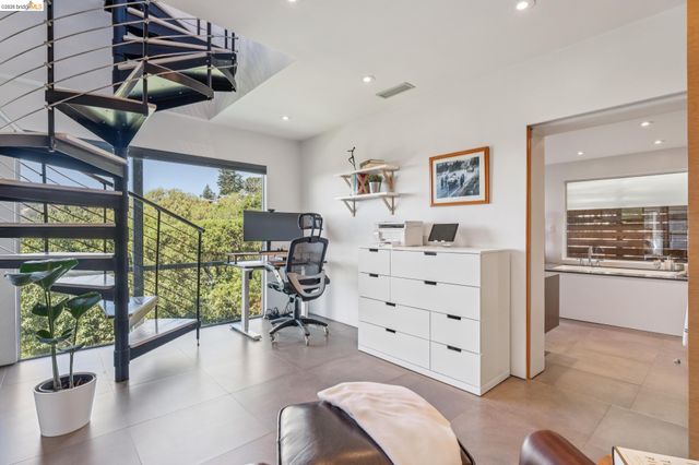 6733 Snake Rd, Oakland, CA 94611