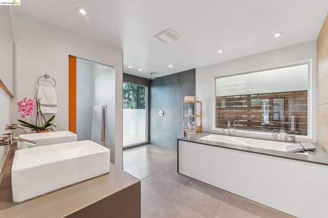 6733 Snake Rd, Oakland, CA 94611