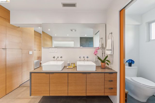 6733 Snake Rd, Oakland, CA 94611