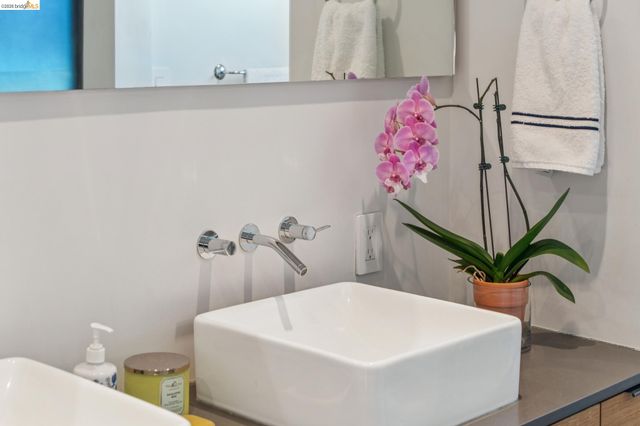 6733 Snake Rd, Oakland, CA 94611