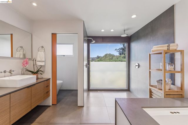 6733 Snake Rd, Oakland, CA 94611