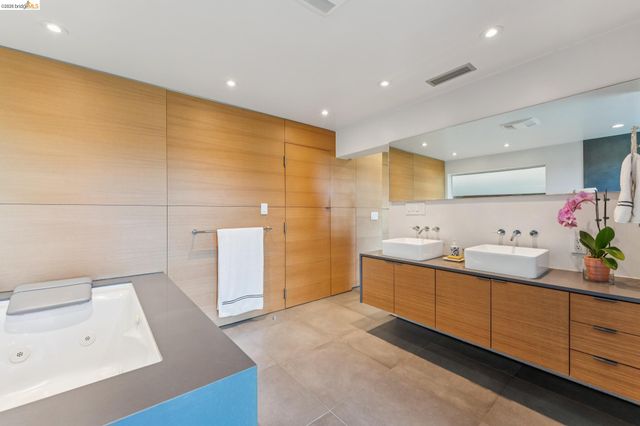 6733 Snake Rd, Oakland, CA 94611