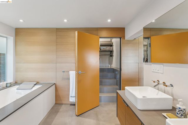 6733 Snake Rd, Oakland, CA 94611