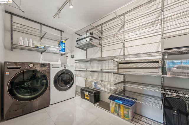 6733 Snake Rd, Oakland, CA 94611