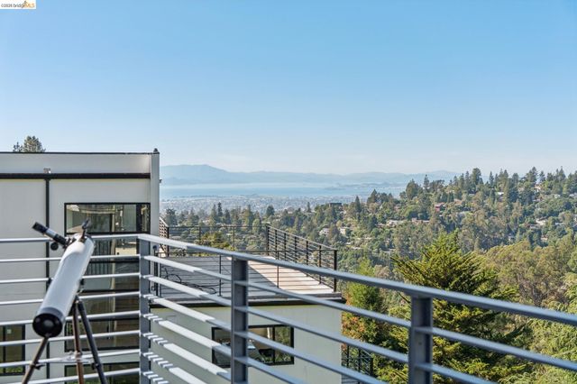 6733 Snake Rd, Oakland, CA 94611