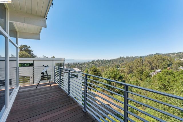 6733 Snake Rd, Oakland, CA 94611