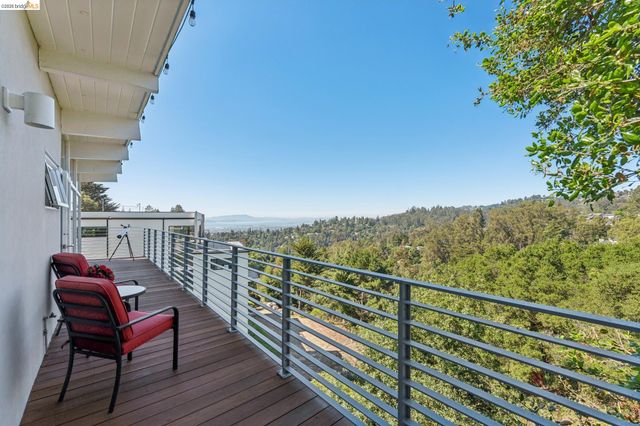 6733 Snake Rd, Oakland, CA 94611