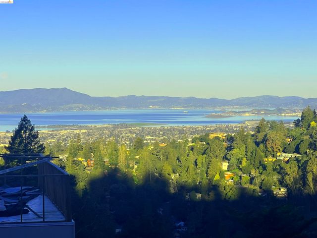 6733 Snake Rd, Oakland, CA 94611