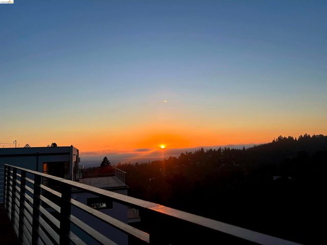 6733 Snake Rd, Oakland, CA 94611