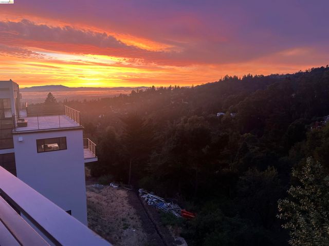 6733 Snake Rd, Oakland, CA 94611