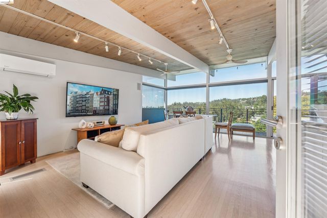 6733 Snake Rd, Oakland, CA 94611