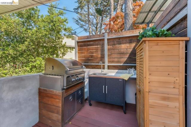 6733 Snake Rd, Oakland, CA 94611