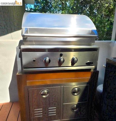 6733 Snake Rd, Oakland, CA 94611