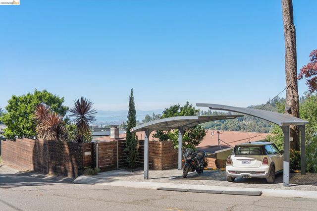 6733 Snake Rd, Oakland, CA 94611