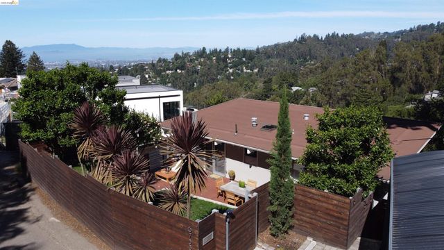 6733 Snake Rd, Oakland, CA 94611
