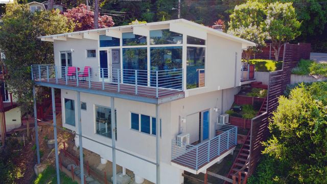 6733 Snake Rd, Oakland, CA 94611