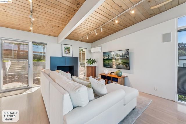 6733 Snake Rd, Oakland, CA 94611