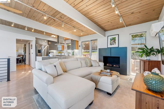 6733 Snake Rd, Oakland, CA 94611