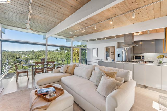 6733 Snake Rd, Oakland, CA 94611