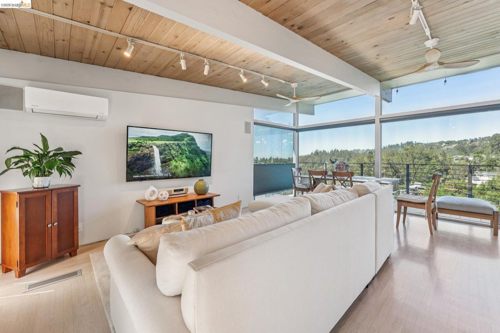 6733 Snake Rd, Oakland, CA 94611