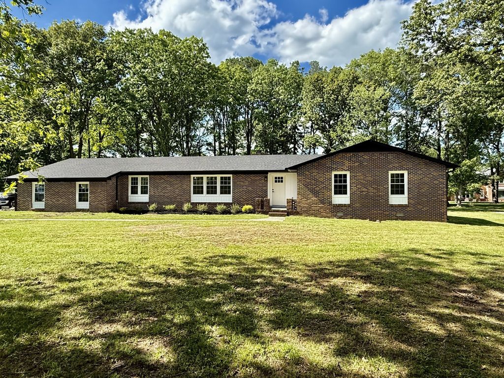 305 Twelve Oaks Rd, Tullahoma, TN 37388