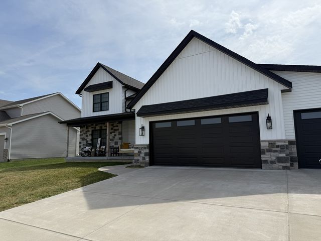 237 W Torrey Pines Drive, Eldridge, IA 52748