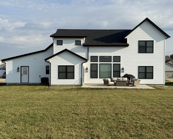 237 W Torrey Pines Drive, Eldridge, IA 52748