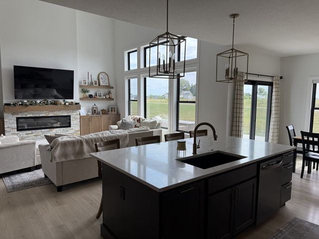237 W Torrey Pines Drive, Eldridge, IA 52748