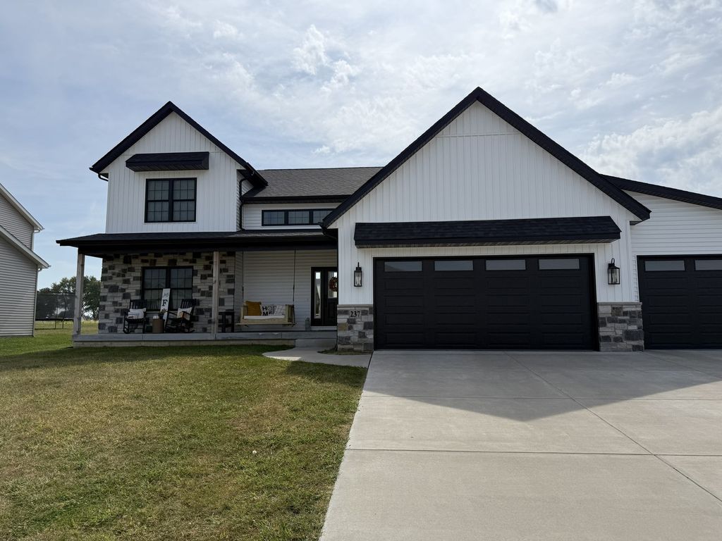 237 W Torrey Pines Drive, Eldridge, IA 52748