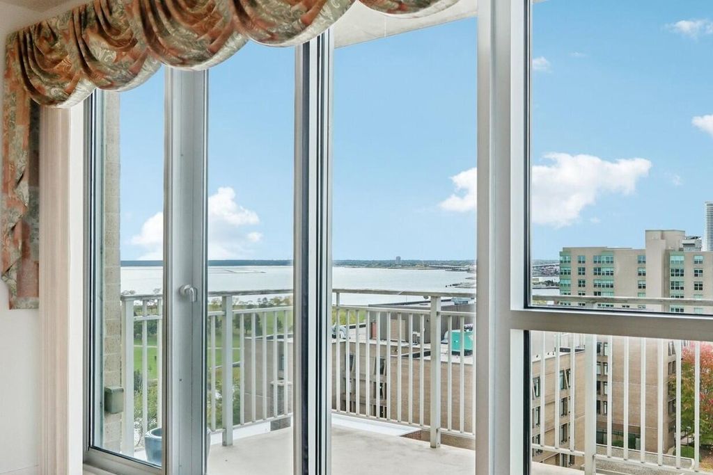 1522 N Prospect AVENUE #902, Milwaukee, WI 53202