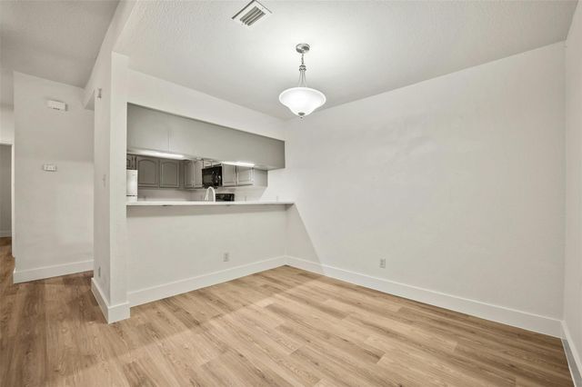 1910 Robbins PL 105, Austin, TX 78705