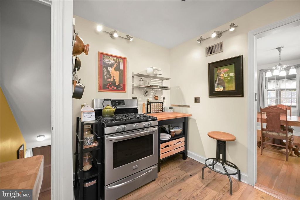 Image 12 of property listing at 4014 TENNYSON RD, University Park, MD 20782