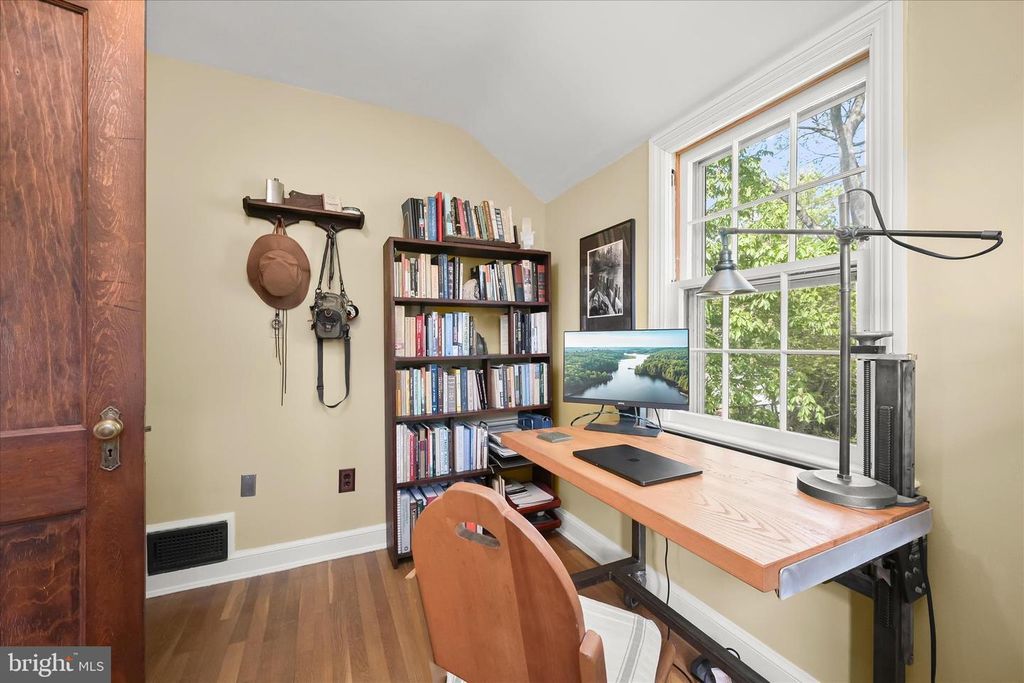 Image 21 of property listing at 4014 TENNYSON RD, University Park, MD 20782