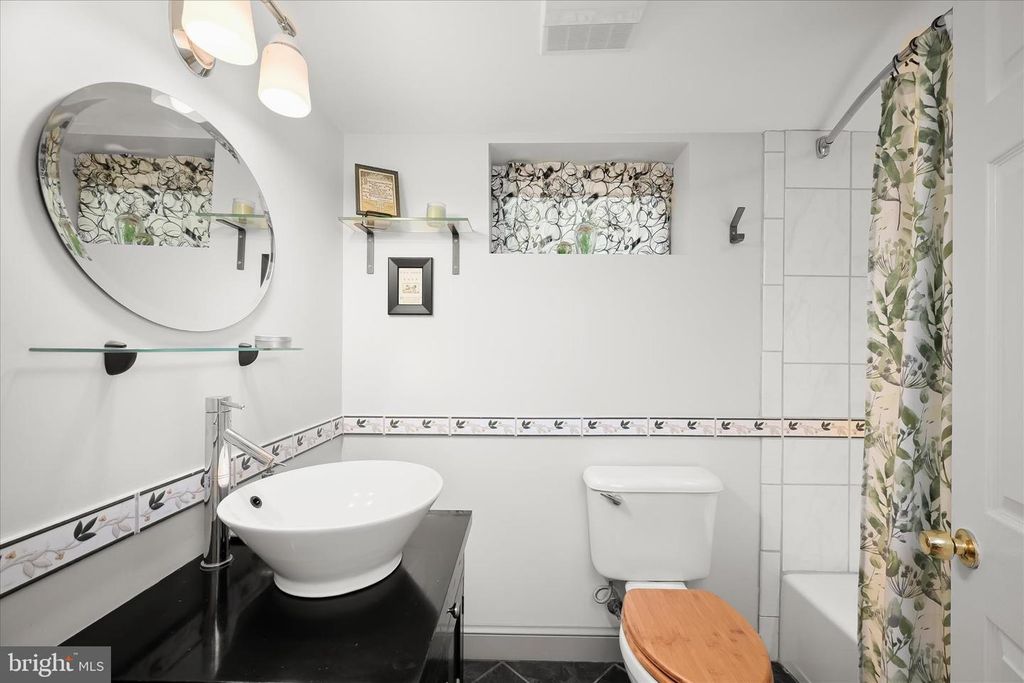 Image 28 of property listing at 4014 TENNYSON RD, University Park, MD 20782