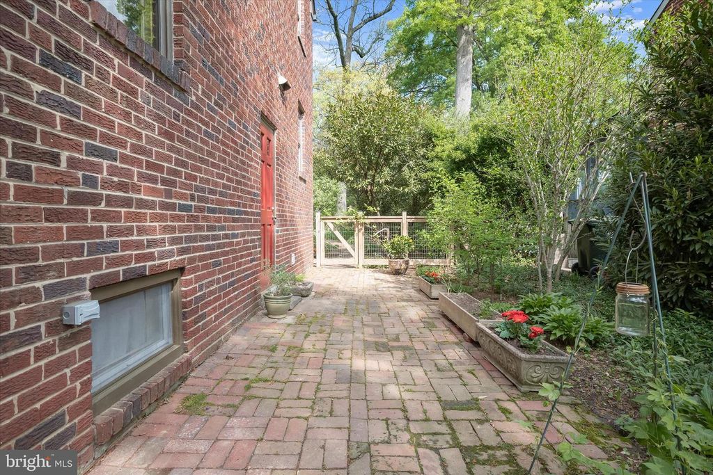 Image 29 of property listing at 4014 TENNYSON RD, University Park, MD 20782