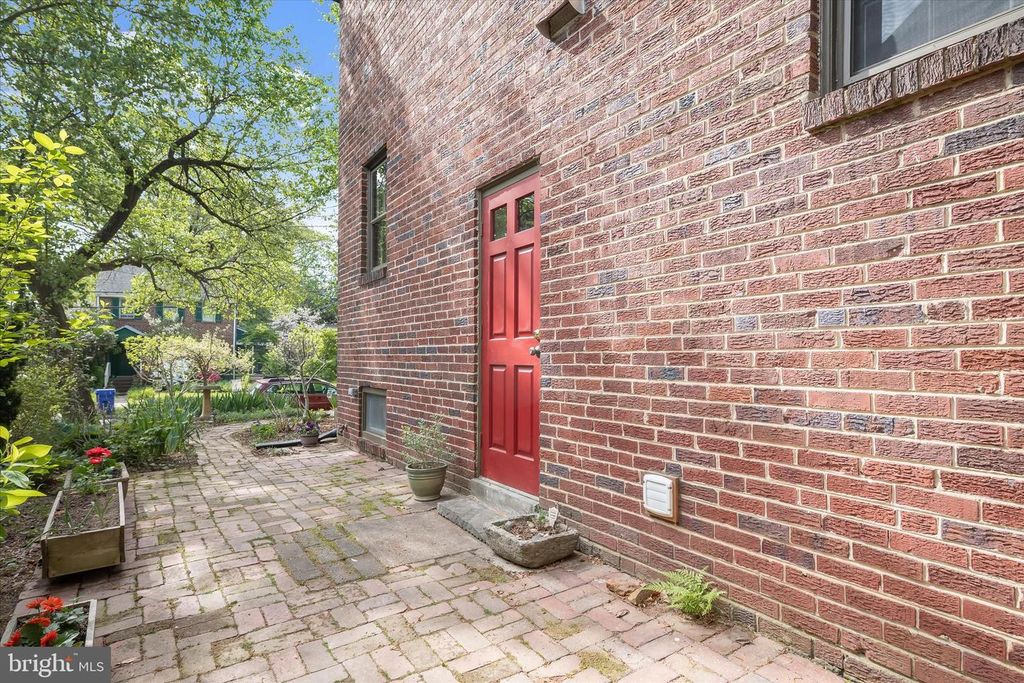 Image 30 of property listing at 4014 TENNYSON RD, University Park, MD 20782
