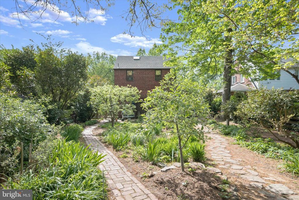 Image 31 of property listing at 4014 TENNYSON RD, University Park, MD 20782