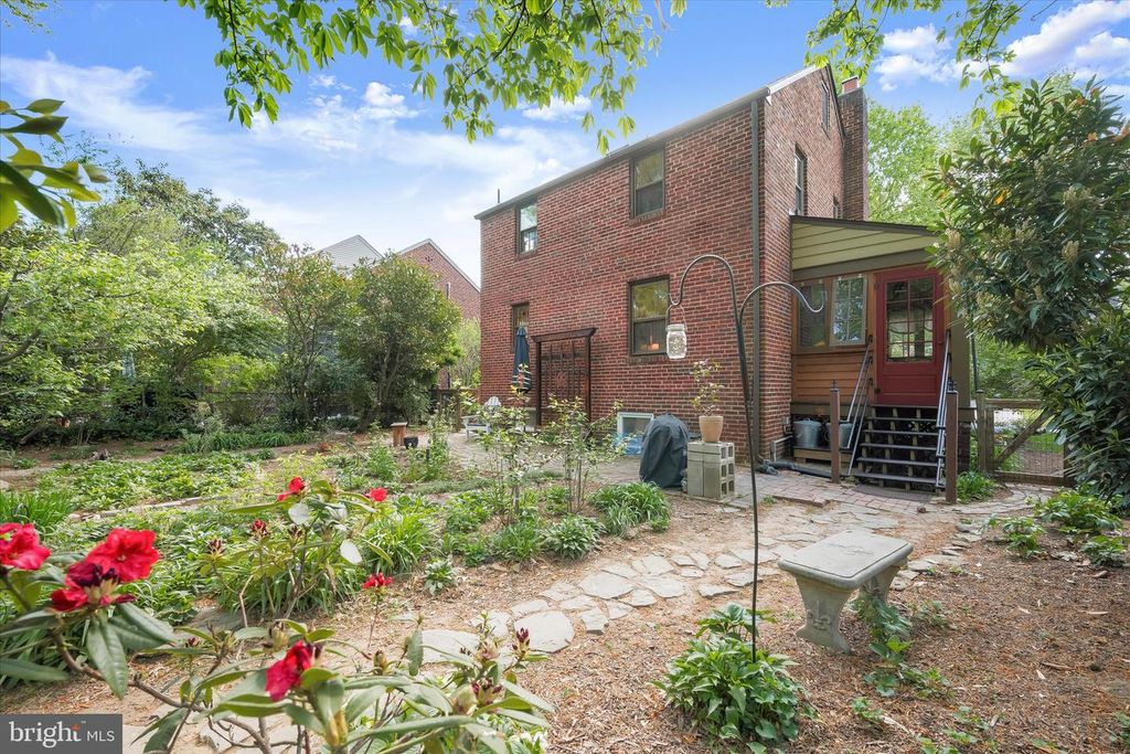 Image 34 of property listing at 4014 TENNYSON RD, University Park, MD 20782