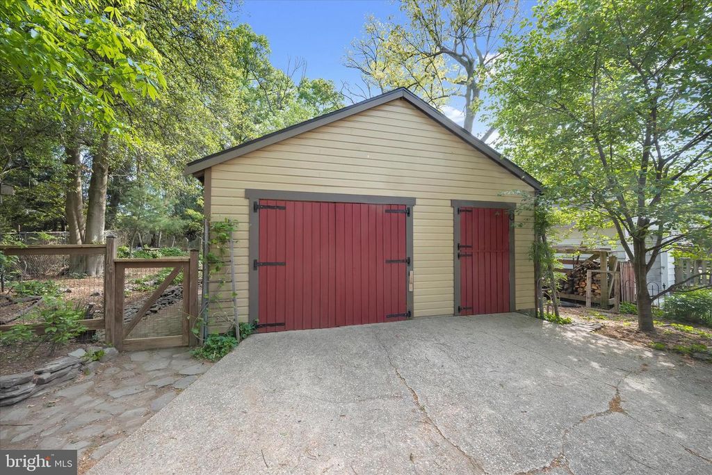 Image 35 of property listing at 4014 TENNYSON RD, University Park, MD 20782