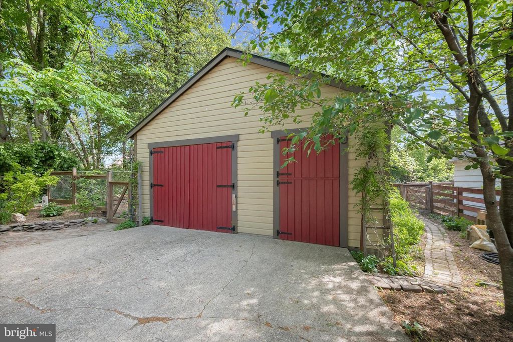 Image 36 of property listing at 4014 TENNYSON RD, University Park, MD 20782
