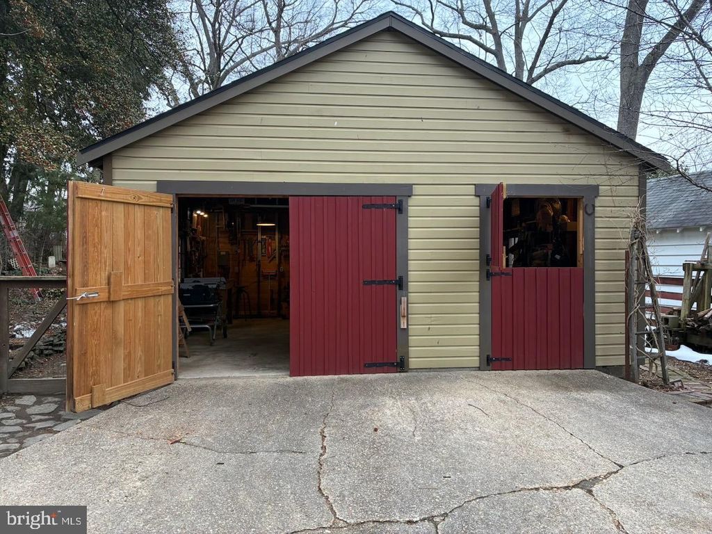 Image 37 of property listing at 4014 TENNYSON RD, University Park, MD 20782