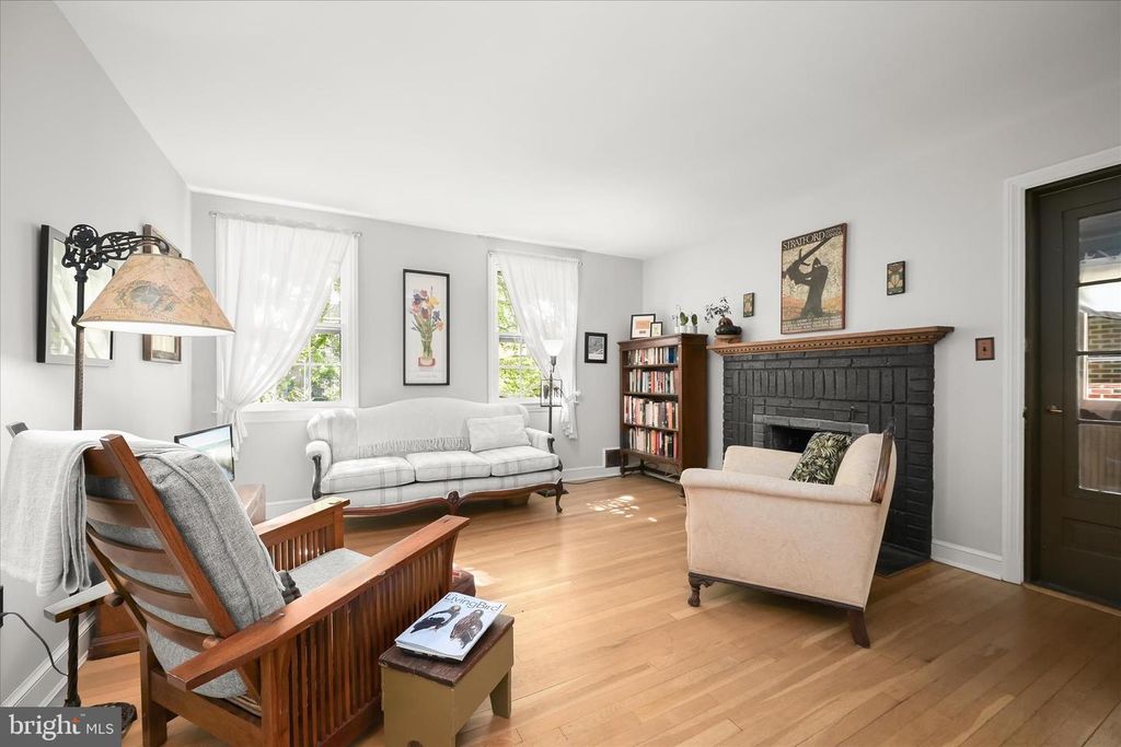 Image 5 of property listing at 4014 TENNYSON RD, University Park, MD 20782